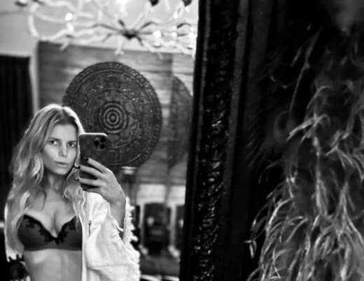 Jessica Simpson Tweets Thirst Trap Mirror Selfie