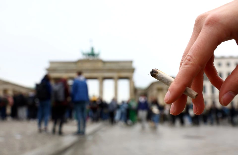 A person holds a joint as activists gather to mark the annual world cannabis day and to protest for legalization of marijuana, in front of the Brandenburg Gate, in Berlin, Germany, April 20, 2022. REUTERS/Lisi Niesner/File Photo
