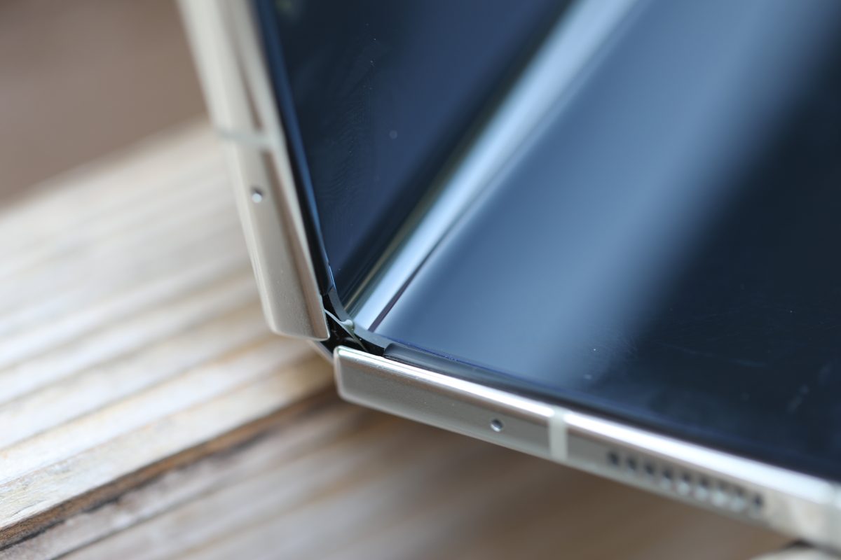 samsung galaxy z fold 5 corner it folds close up