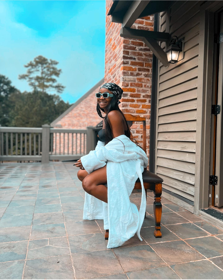 Nigerian Singer, Simi Shares Lovely Photos Of Herself In Bikini