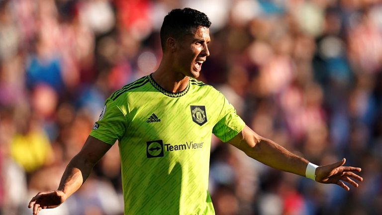 Cristiano Ronaldo shouts to his team-mates during Manchester United&#39;s match at Brentford