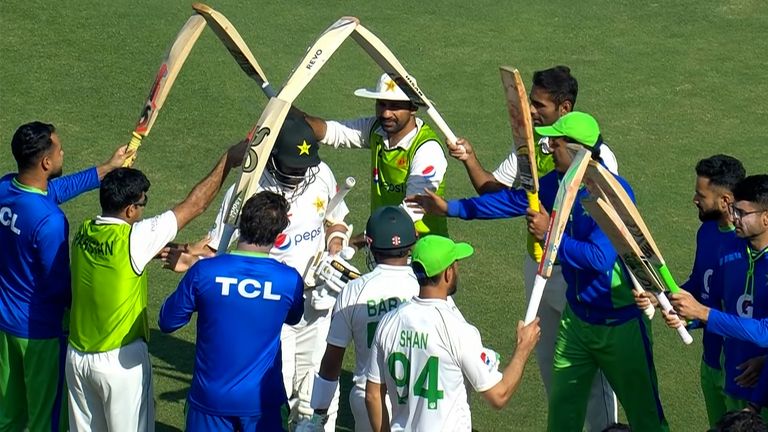 Azhar Ali given guard of honour by Pakistan team-mates
