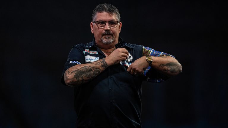 Anderson took the first set against Dobey but then lost four on the bounce