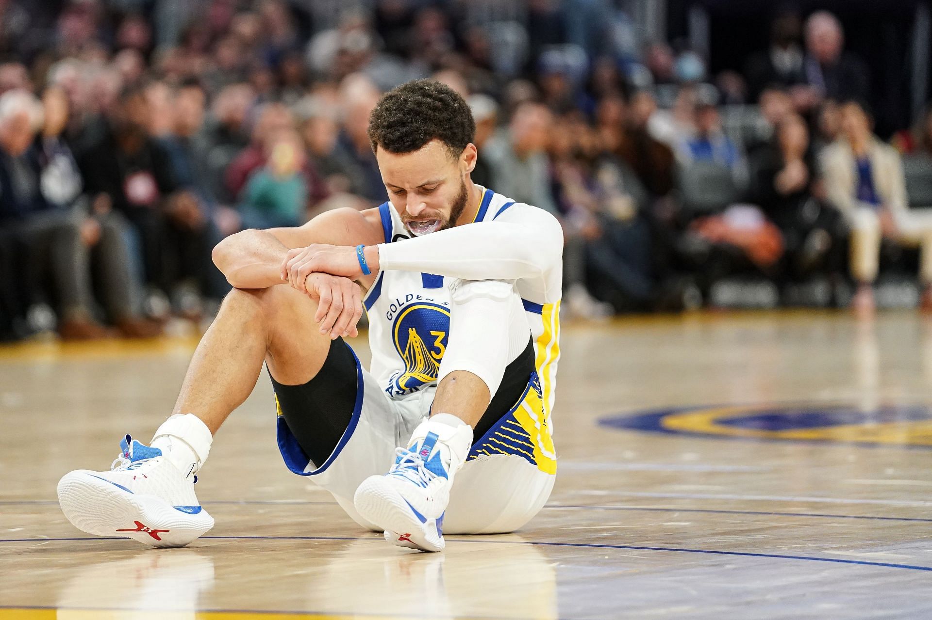 Curry needs more time to bounce back and play efficient basketball (Image via Getty Images)