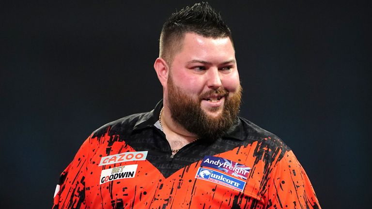 World champion Michael Smith has reached the quarter-finals