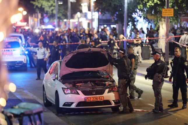 2 shot, killed in Tel Aviv; gunman at large