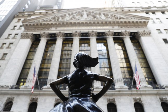 Dow bounces back 499 points; Netflix posts first subscriber loss in a decade