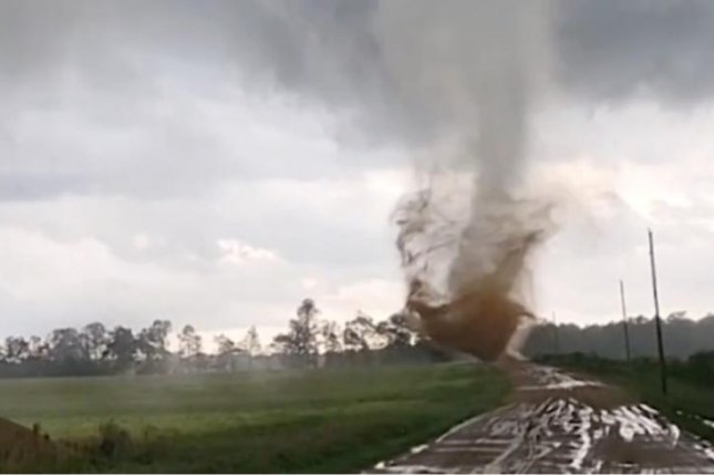 Tornado tears across field in Georgia before changing color as it spins