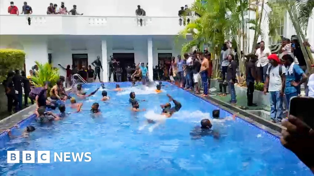 Sri Lanka crisis: Protesters swim in president's pool - Ghanamma.com