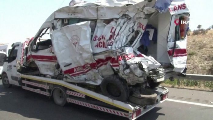 The-wreck-of-the-ambulance-shows-the-force-of-the-impact-754x424 (Copy) The wreck of the ambulance shows the force of the impact