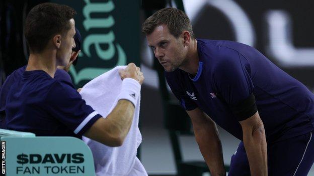 Leon Smith speaks to Andy Murray and Joe Salisbury