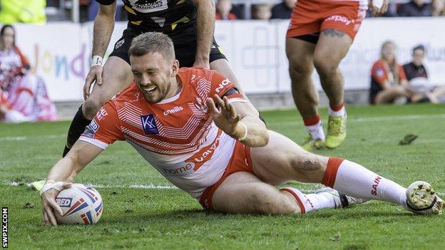 St Helens score a try