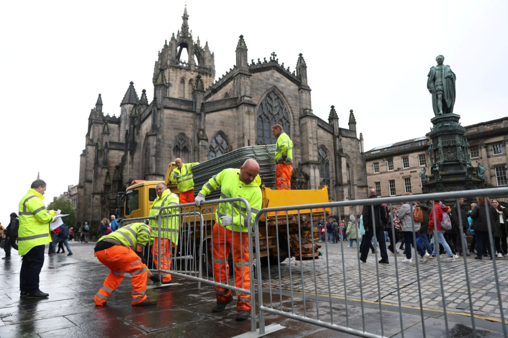 Queen Elizabeth II's coffin arrives in Edinburgh, mourners line streets to pay their respects Queen Elizabeth II's coffin arrives in Edinburgh, mourners line streets to pay their respects