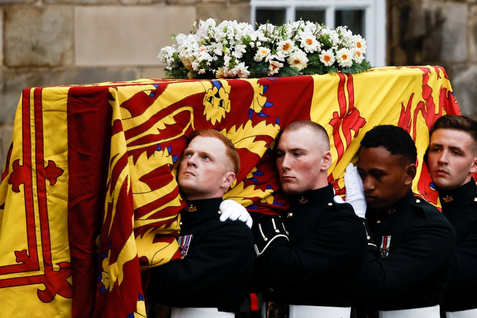 Queen Elizabeth II's coffin arrives in Edinburgh, mourners line streets to pay their respects Queen Elizabeth II's coffin arrives in Edinburgh, mourners line streets to pay their respects