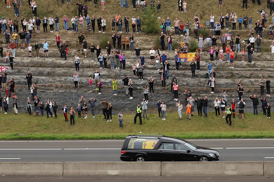 Queen Elizabeth II's coffin arrives in Edinburgh, mourners line streets to pay their respects Queen Elizabeth II's coffin arrives in Edinburgh, mourners line streets to pay their respects