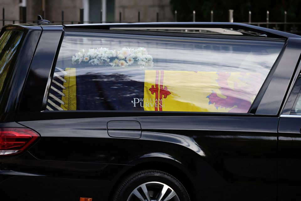 Queen Elizabeth II's coffin arrives in Edinburgh, mourners line streets to pay their respects Queen Elizabeth II's coffin arrives in Edinburgh, mourners line streets to pay their respects