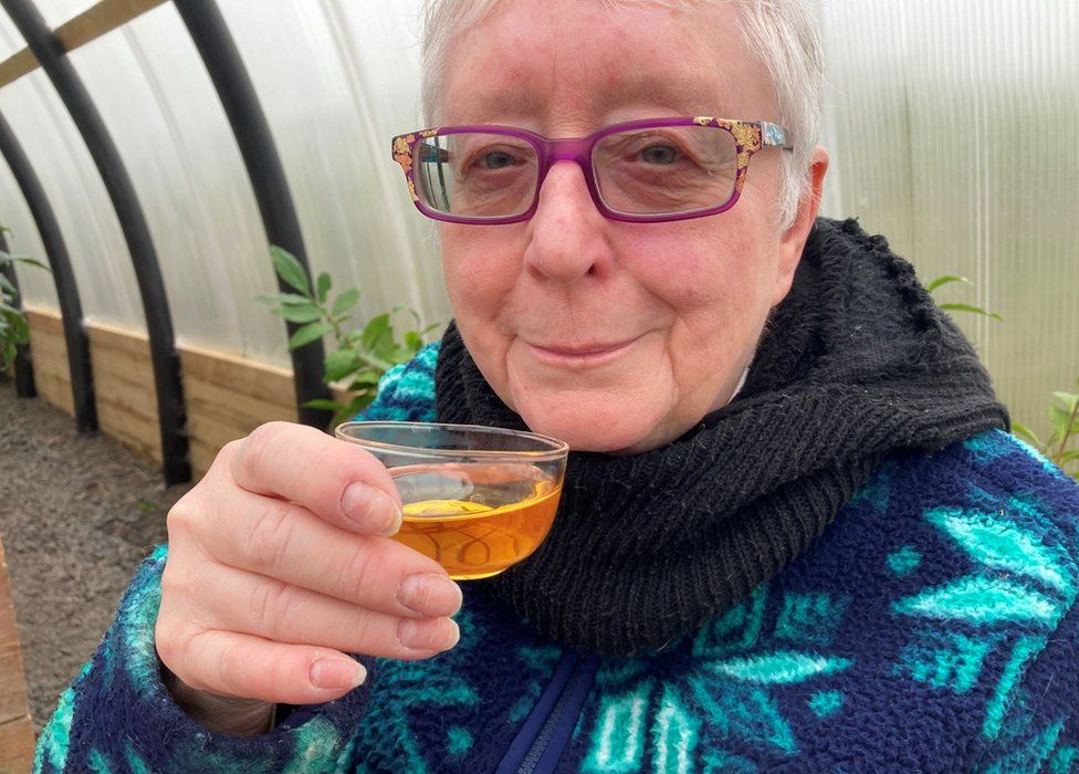 Lynne Collinson with Orkney tea