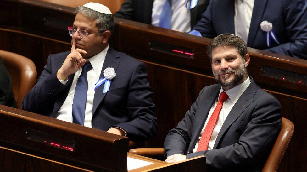 Itamar Ben-Gvir (L) and Bezalel Smotrich (R) sit in the Israeli parliament on 15 November 2022