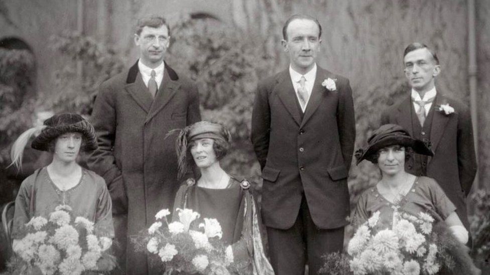 Kevin O'Higgins and his wife on their wedding day, with his best man Rory O'Connor and Éamon De Valera next to him