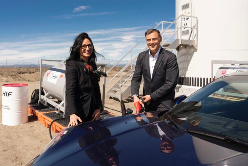 Porsche executive board members Barbara Frenkel and Michael Steiner fuel up a Porsche 911 with e-fuel produced at a newly opened plant in Chile on Tuesday. Photo courtesy of Porsche