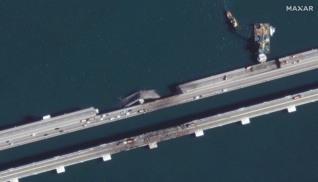 Satellite image of Crimea bridge blast damage