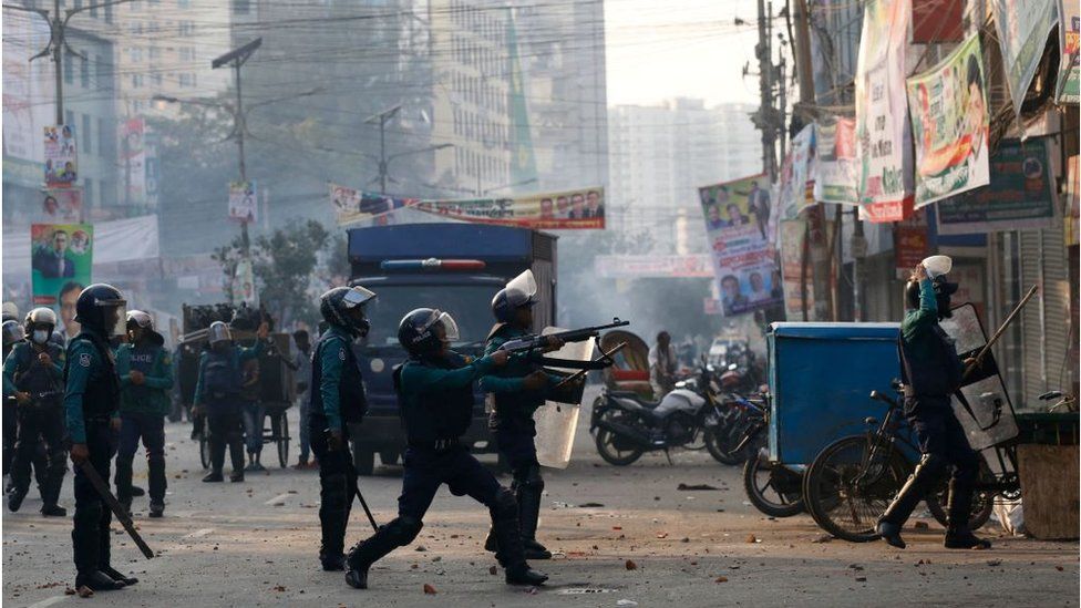 Police fire tear gas to disperse Bangladesh Nationalist Party (BNP) activists gathered in front of the party's central office in Dhaka (7 December 2022)