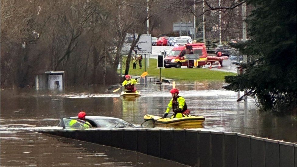 A car is rescued by officers in small boats in Dunfermline