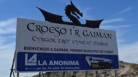Bilingual Welcome to Gaiman sign in Patagonia