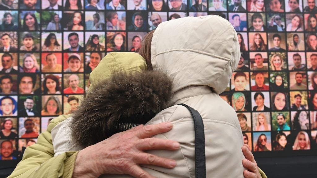 Relatives of victims of Ukraine plane crash at memorial ceremony in Kiev (08/01/20)