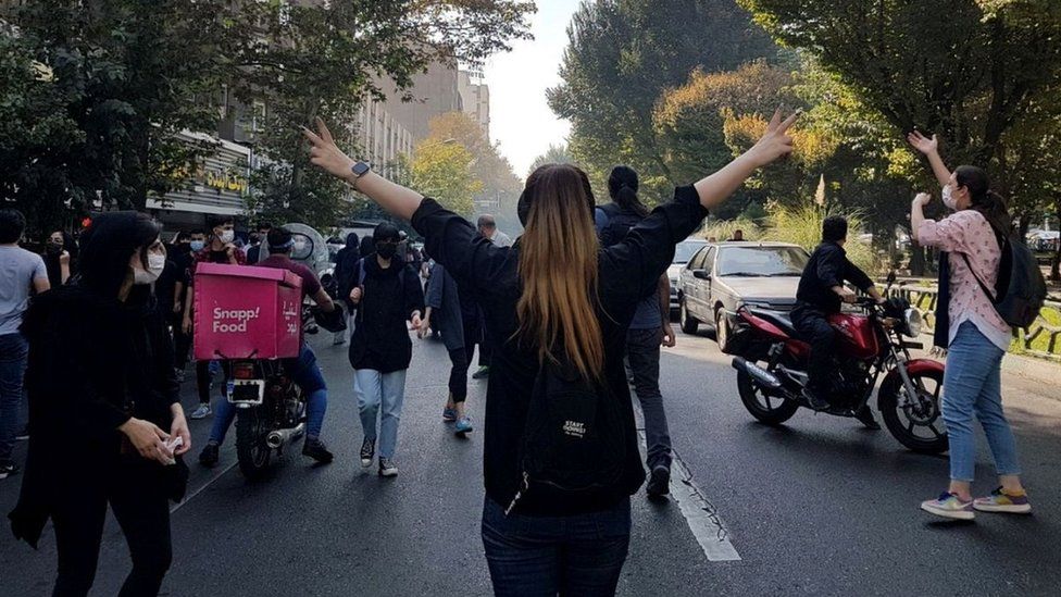 File photo showing anti-government protesters blocking a road in Tehran, Iran (1 October 2022)
