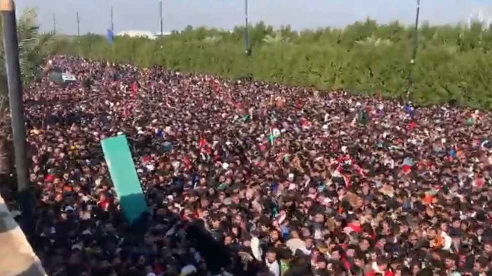 Huge crowd on an avenue leading to the Basra International Stadium in Basra, Iraq (19 January 2023)