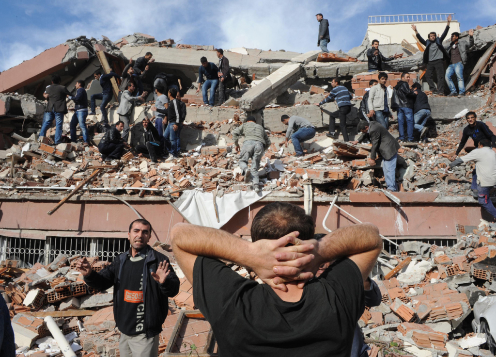 Turkey quake: Heavy rain hampers rescue efforts