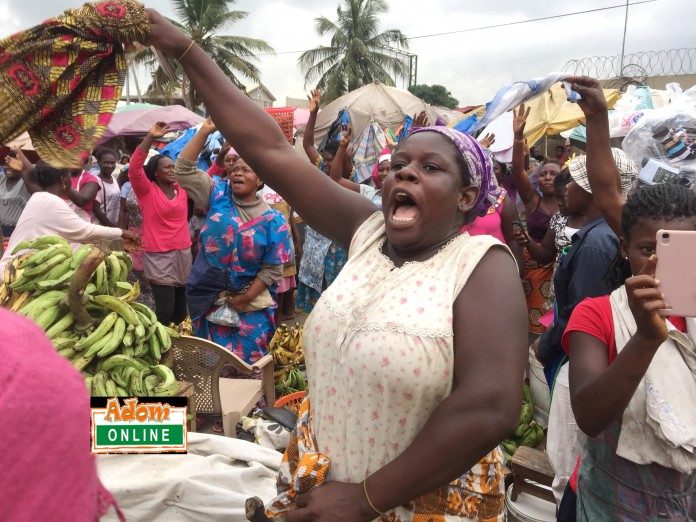Market women cheer gospel singer on at Tema Community 1 market | Photo by Dennis K. Adu/Adomonline.com/Ghana