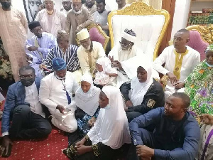 Sheikh Osman Nuhu Sharubutu sandwiched by some members of Kaaka’s family