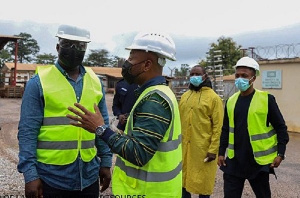 Abu Jinapor (L) in discussions with some officials from the mine