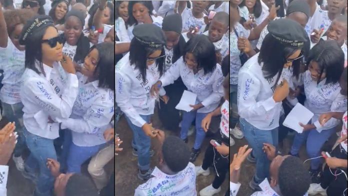 Lady walks out on man, throws ring away as she rejects his marriage proposal in front of colleagues [Video]