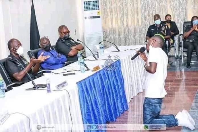 Photo of Shatta Wale kneeling before IGP Dampare goes viral