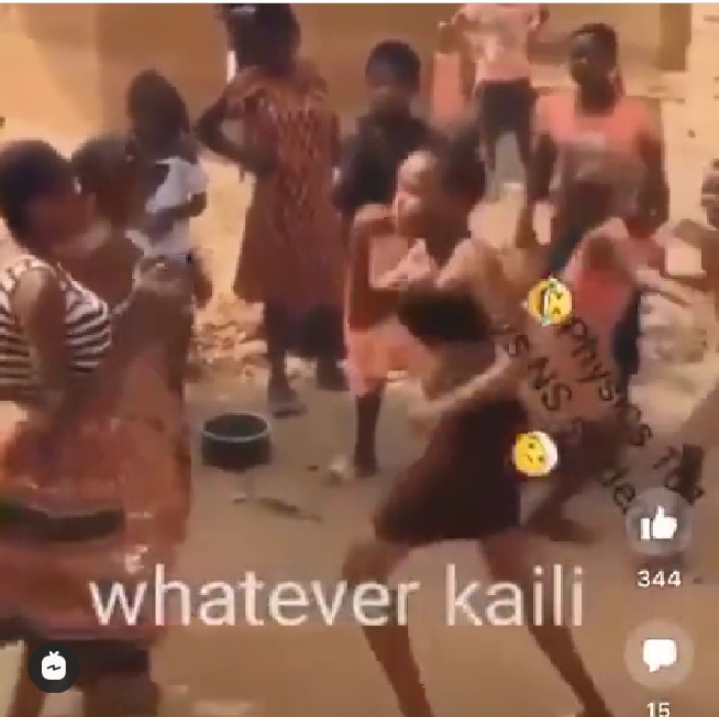 Sad And Funny Too. Ghanaians Reacts To Video Of A Young Girl And An Old  Woman Exchanging Blows 
