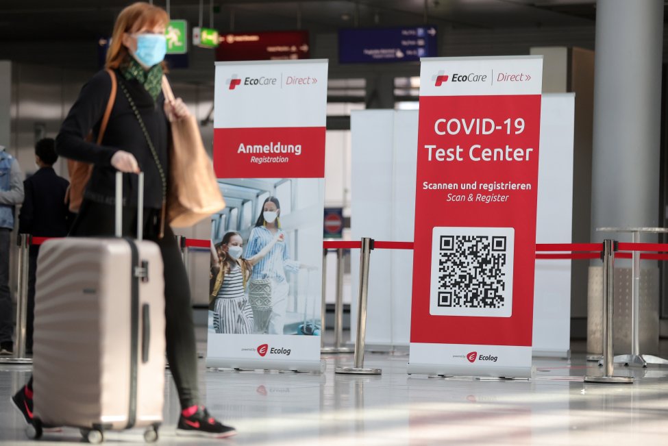 COVID-19 Omicron variant should make people rethink holiday plans, experts say