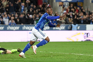 Abdul Majeed Warris scored with a poacher’s effort for Racing Strasbourg