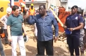 Screengrab of Amoako-Attah (middle) confronting the expat contractor