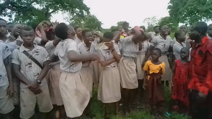 Sad Scenes: Students Cry Uncontrollably As 6 Of Their Mates Killed In An Accident Buried Together