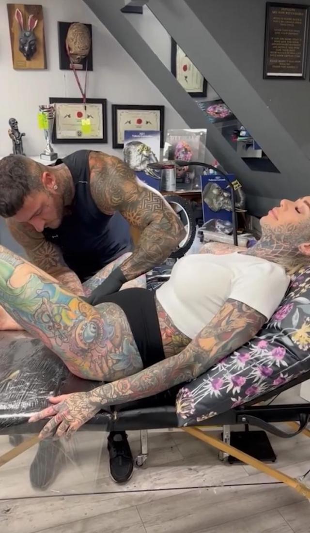 It hurts in the middle – British lady screams as she tattoos her p*ssy (VIDEO)