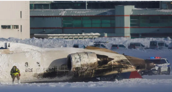 Passengers tok wetin dia eye see di moment Delta Air Lines plane crash and turn upside down for Toronto