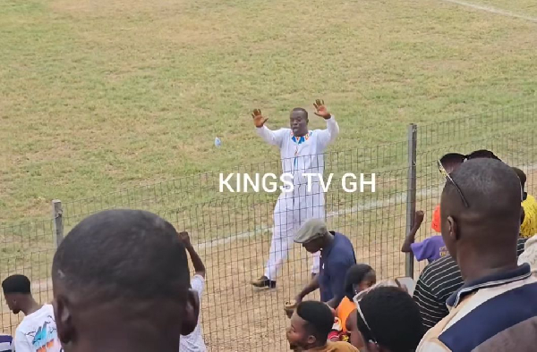Watch how Baffour Awuah calmed angry supporters amid chaos between Nsoatreman and Asante Kotoko