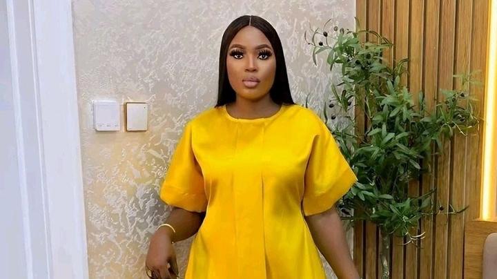 Fashionable plain looks that never go out of style; Checkout Pictures