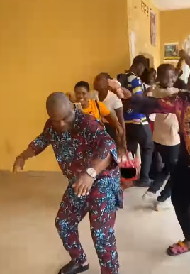 Video of Nigerian lecturer dancing with his students after class