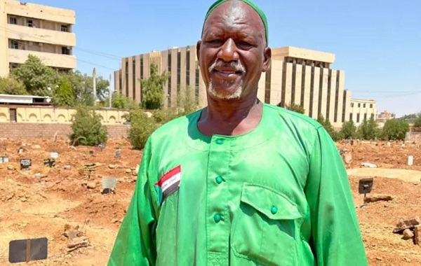 The gravedigger ‘too busy to sleep’ as Khartoum fighting rages