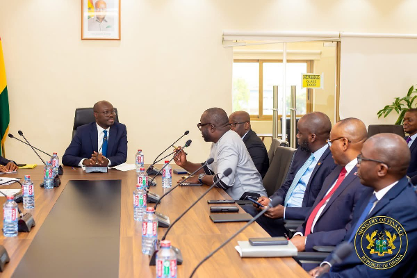 Finance minister engages 22 banks on DDEP, T-bills, government spending