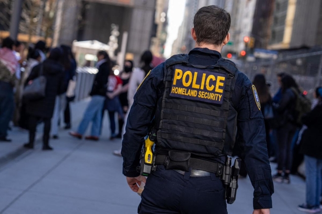 US revokes legal status for 500,000 immigrants